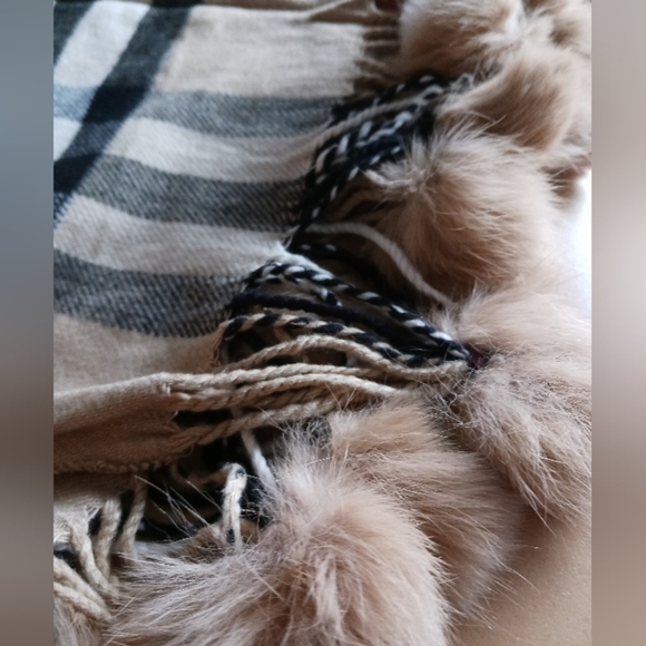 Burberry? Plaid Scarf with real furTassels , scarf without tag - Picture 4 of 6